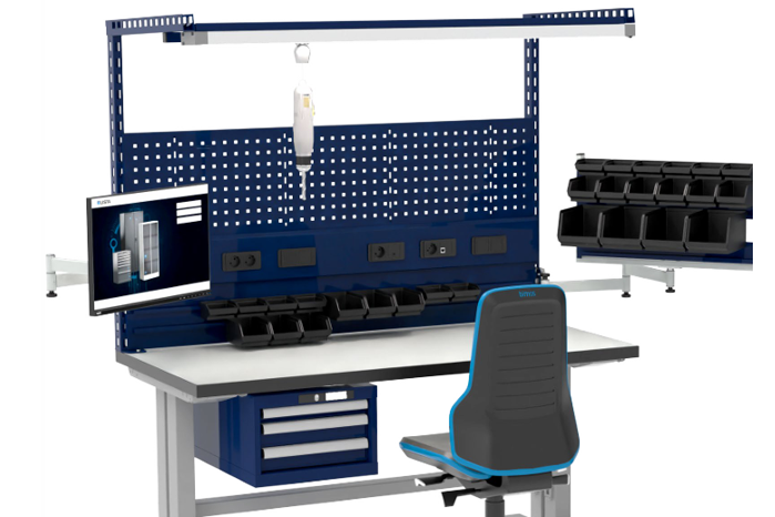 Espace de travail avec bureau, rangements et ordinateur. Équipement organisé sur un mur.