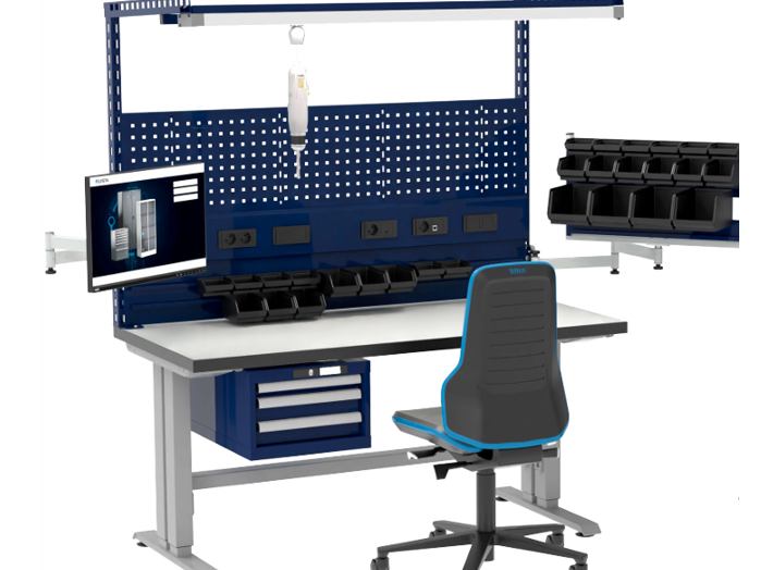 Poste de travail travail moderne avec rangement et chaise ergonomique.