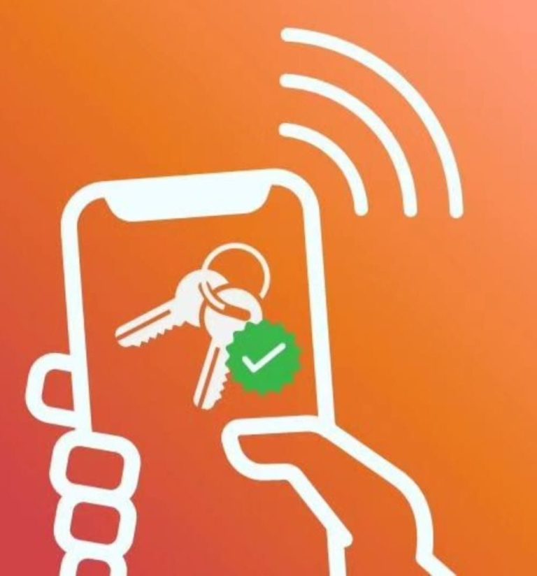 Une main tenant un smartphone affichant des clés avec une coche verte sur fond orange.