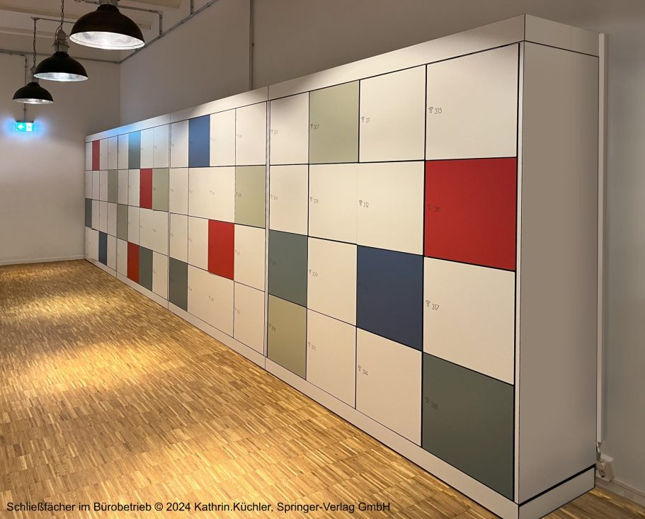 Casiers sur mesure en HPL avec serrure intelligente Casiers modernes aux teintes variées dans un espace intérieur lumineux.