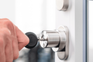 Clé insérée dans une serrure pour ouvrir une porte.