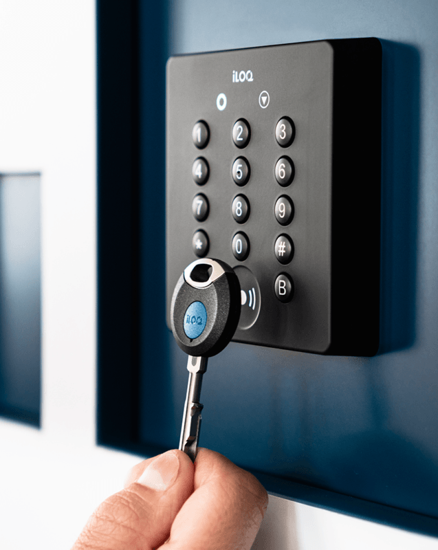 Clavier à code avec une clé insérée pour déverrouiller un dispositif.