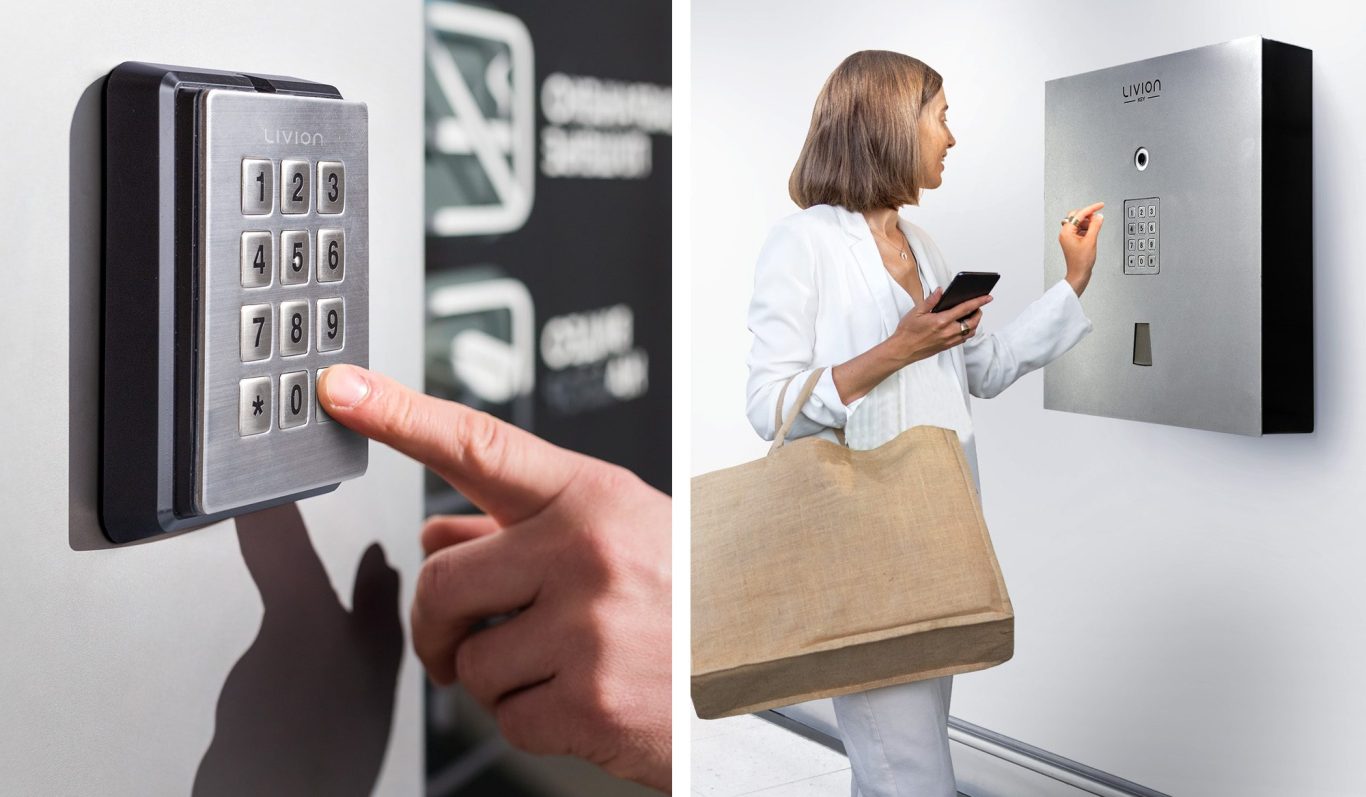 Clavier d'accès numérique et femme utilisant un  distributeur automatique de clés LivionKey30 avec un sac.