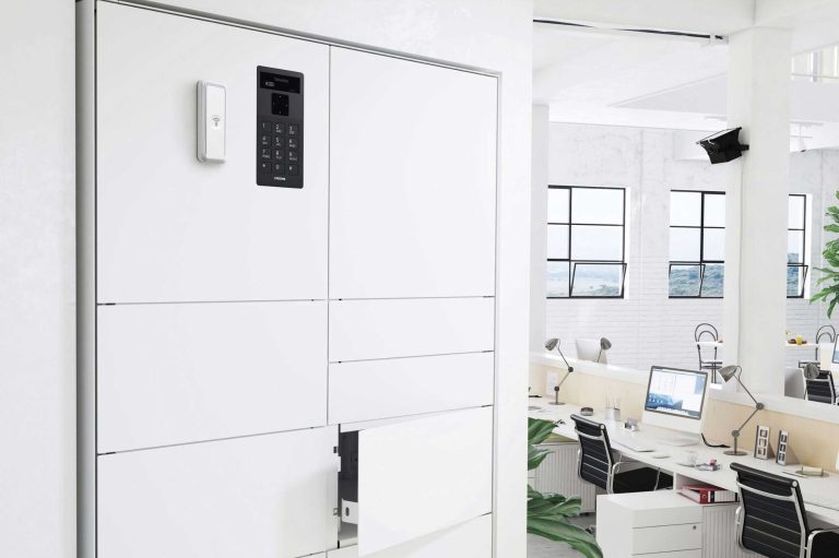 Système de rangement Valuebox blanc dans un bureau moderne avec des écrans d'ordinateur.
