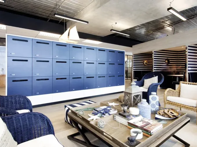 Espace de bureau moderne avec casiers bleus et mobilier contemporain.