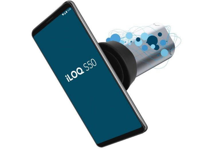 Smartphone avec logo ILOQ S50 et fond bleu, affichant des éléments graphiques.