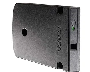 Serrure noir rectangulaire de la marque Gantner avec un témoin lumineux vert.