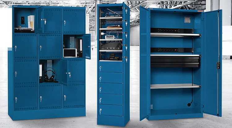 Armoires de rangement bleues avec plusieurs compartiments et étagères.