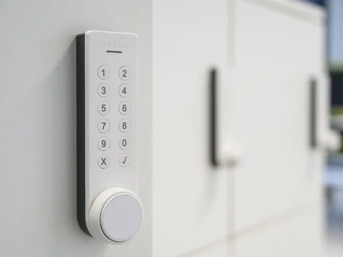 Serrure numérique blanche avec clavier et bouton de contrôle.