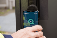 Un smartphone est utilisé pour ouvrir un dispositif de contrôle d'accès.